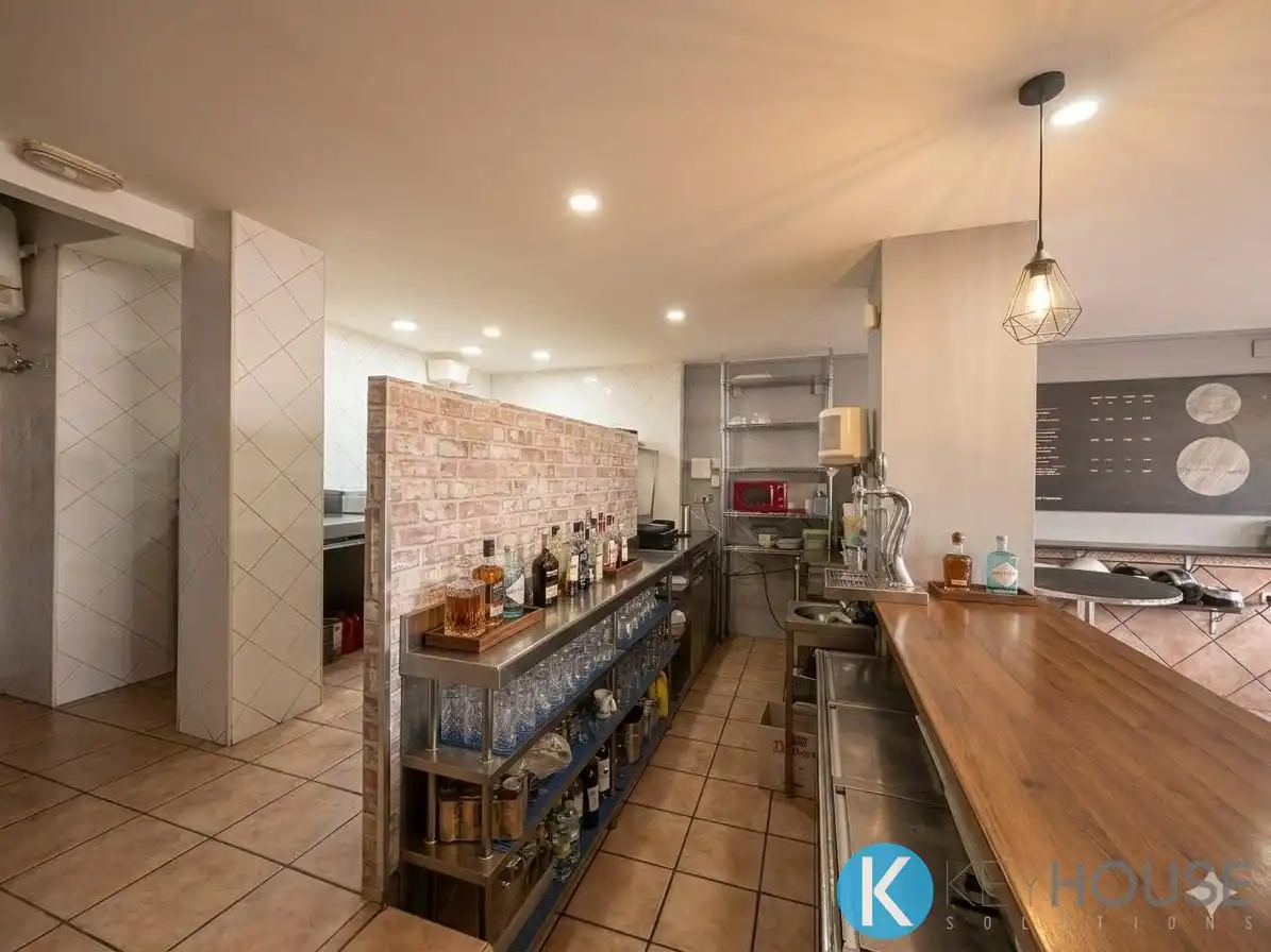 Cocina de Local en venta en San Fernando de Henares con Aire acondicionado