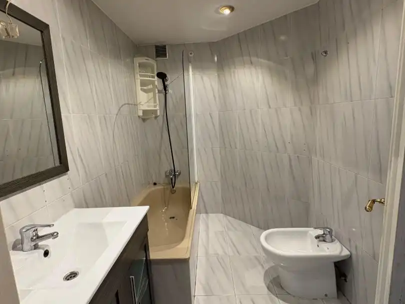 Baño de Piso en venta en Gijón  con Terraza, Piscina y Balcón