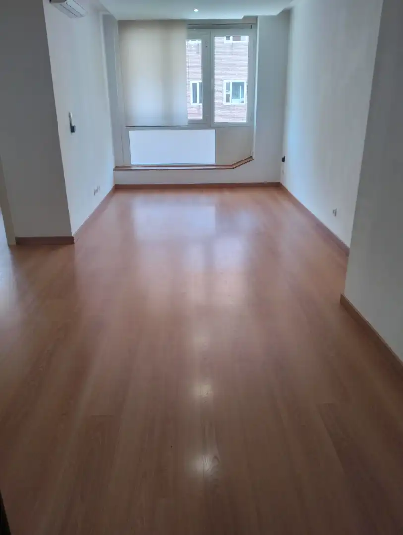Wohnung zur Miete in Badalona mit Klimaanlage, Parkett und Ofen