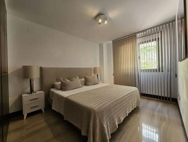 Schlafzimmer von Wohnungen zum Verkauf in Benahavís mit Klimaanlage, Terrasse und Möbliert