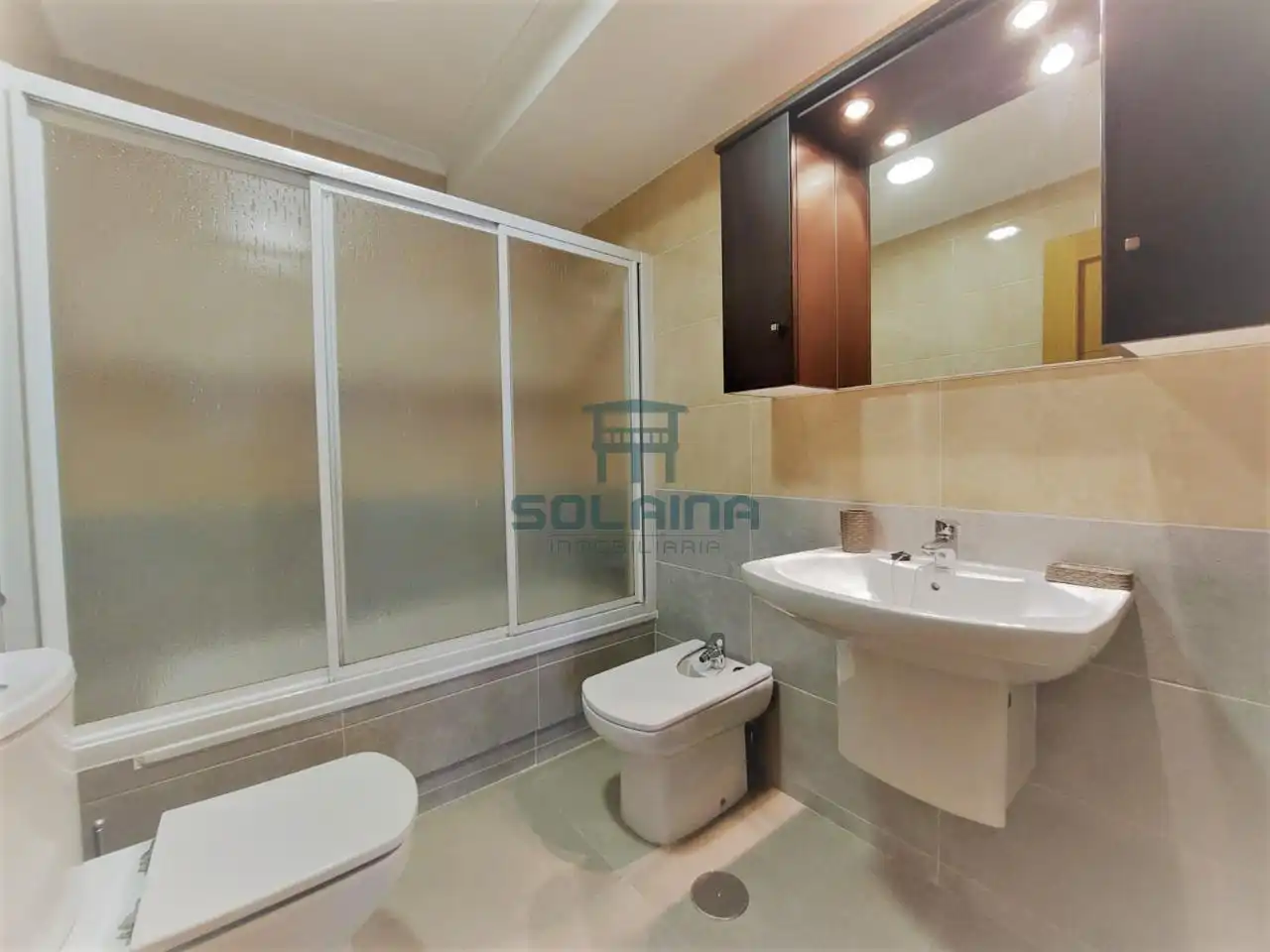 Bany de Apartament de lloguer en Ourense Capital  amb Calefacció, Traster i Moblat