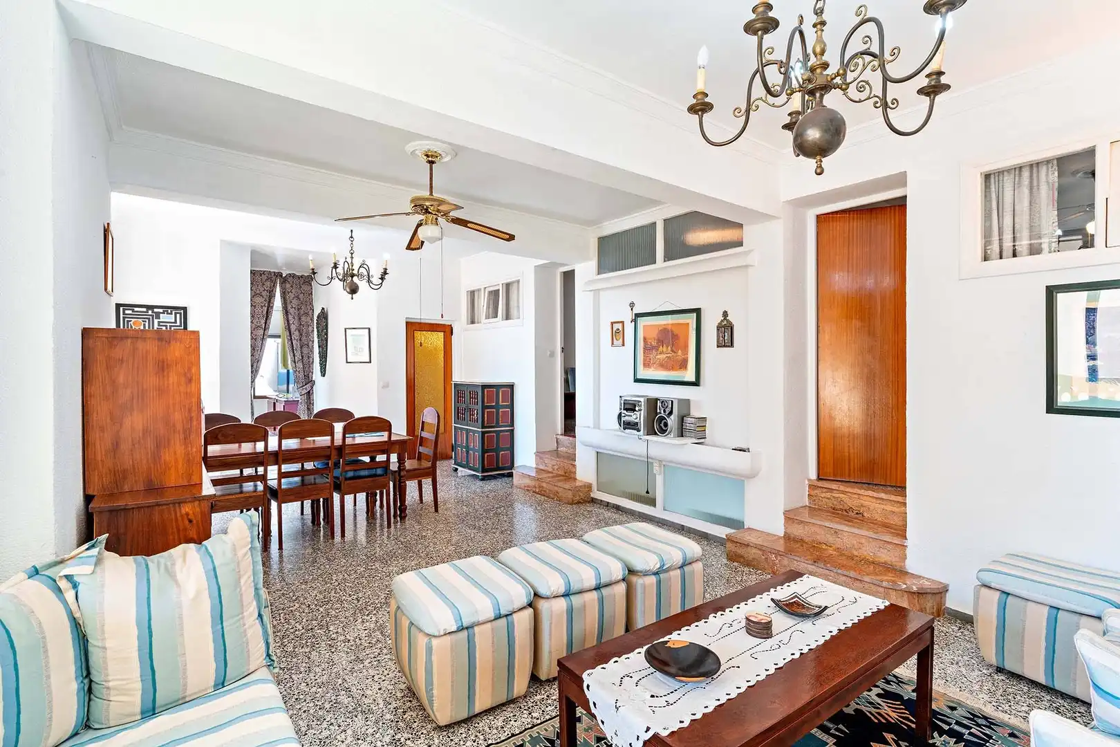 Sala d'estar de Casa adosada en venda en Roquetas de Mar amb Jardí privat, Terrassa i Traster