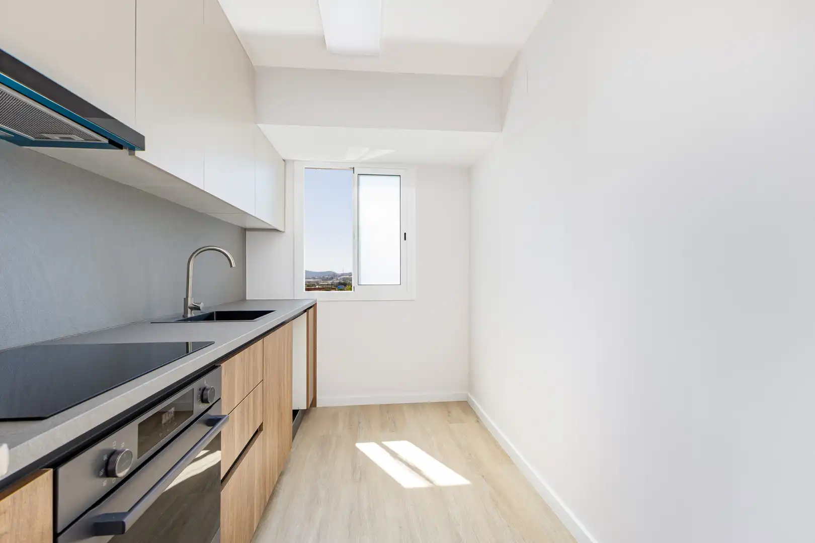 Cocina de Piso en venta en Badia del Vallès con Horno, Balcón y Alarma