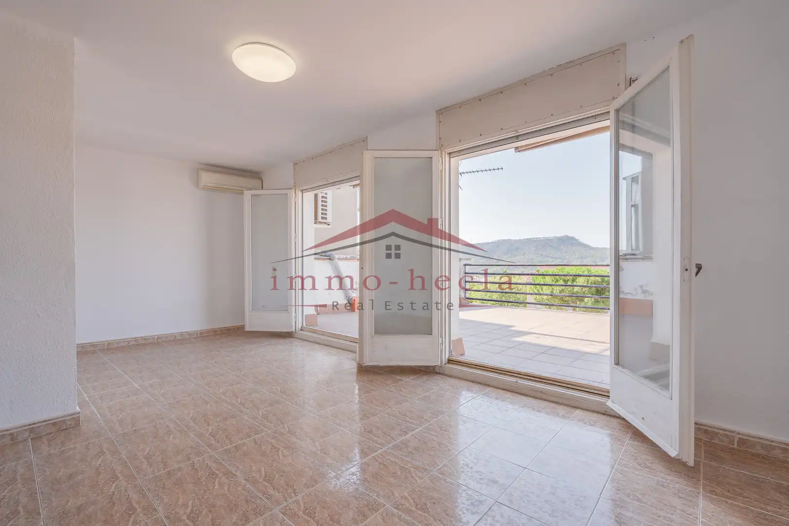 Sala d'estar de Casa adosada en venda en Vilanova del Camí amb Calefacció, Terrassa i Piscina