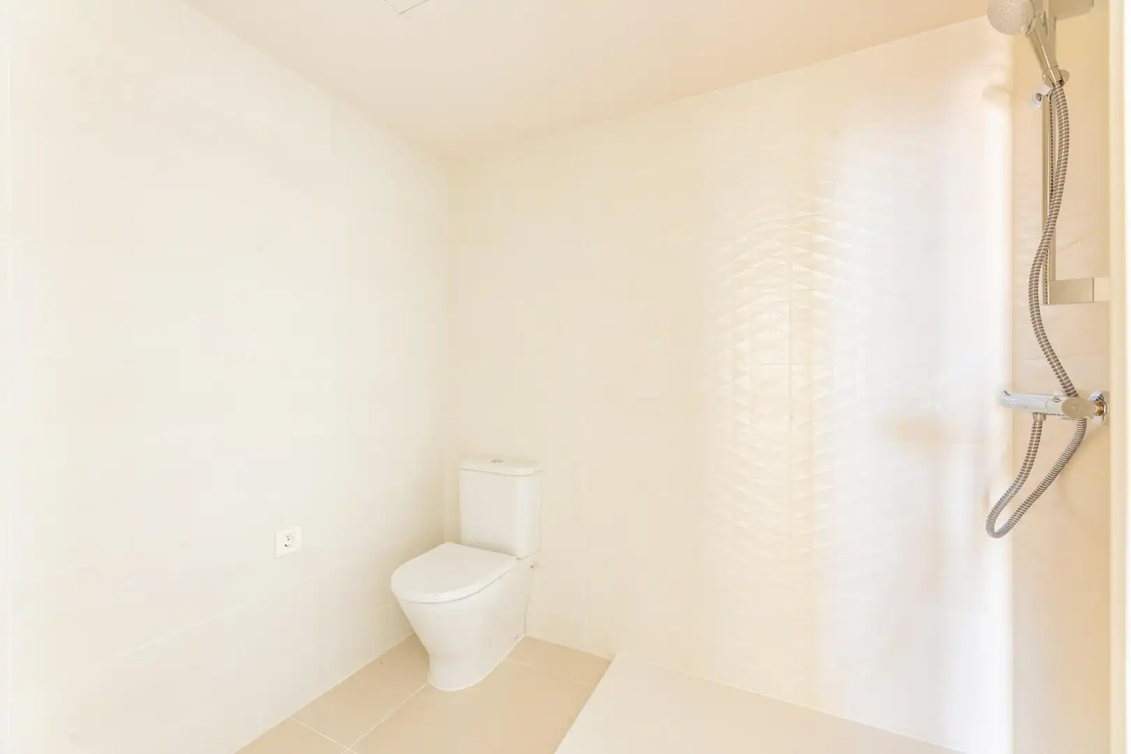 Badezimmer von Wohnung zur Miete in Valencia mit Klimaanlage, Heizung und Privatgarten