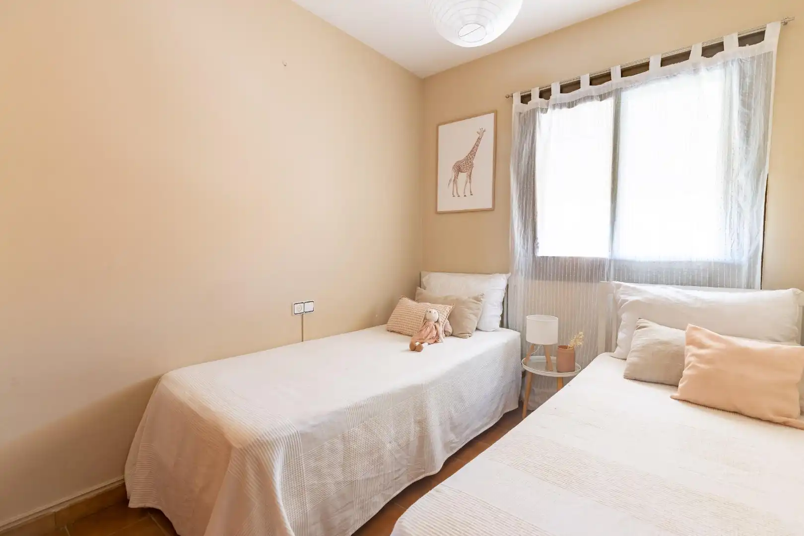 Habitación de Casa adosada en venta en Paterna con Calefacción, Jardín privado y Terraza