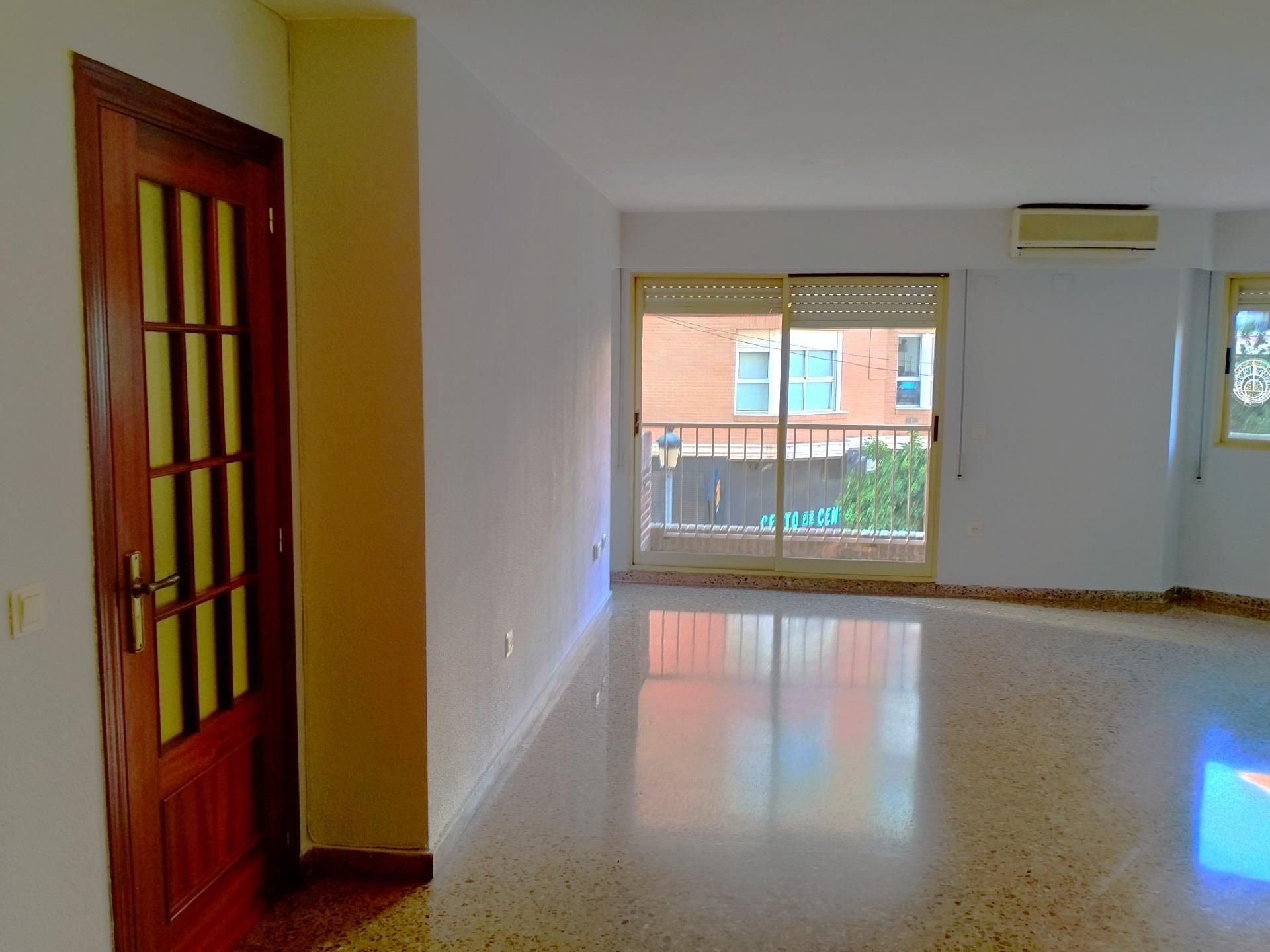 Flat to rent in  Valencia Capital  with Air Conditioner, Terrace and Balcony