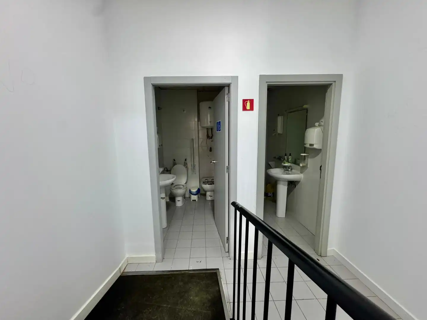 Baño de Oficina de alquiler en San Fernando con Aire acondicionado, Calefacción y Trastero