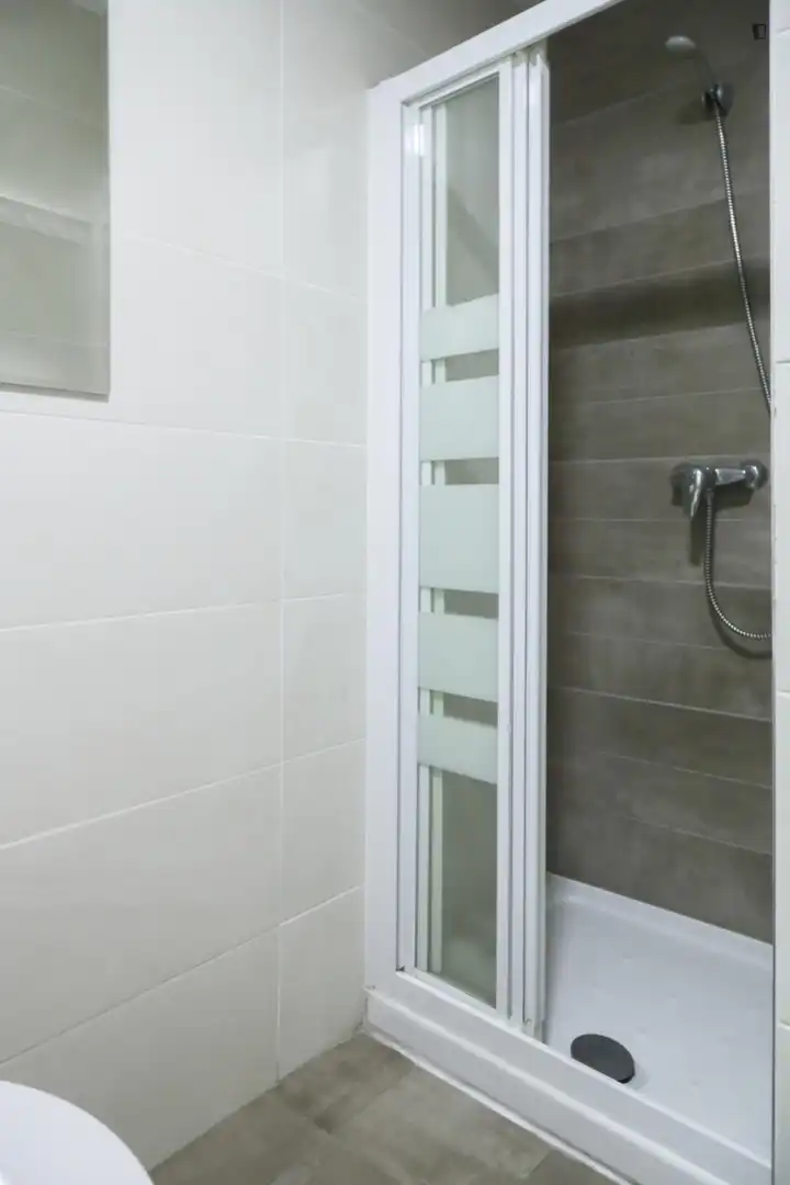 Badezimmer von Wohnungen zur untervermieten in Madrid mit Heizung, Möbliert und Ofen