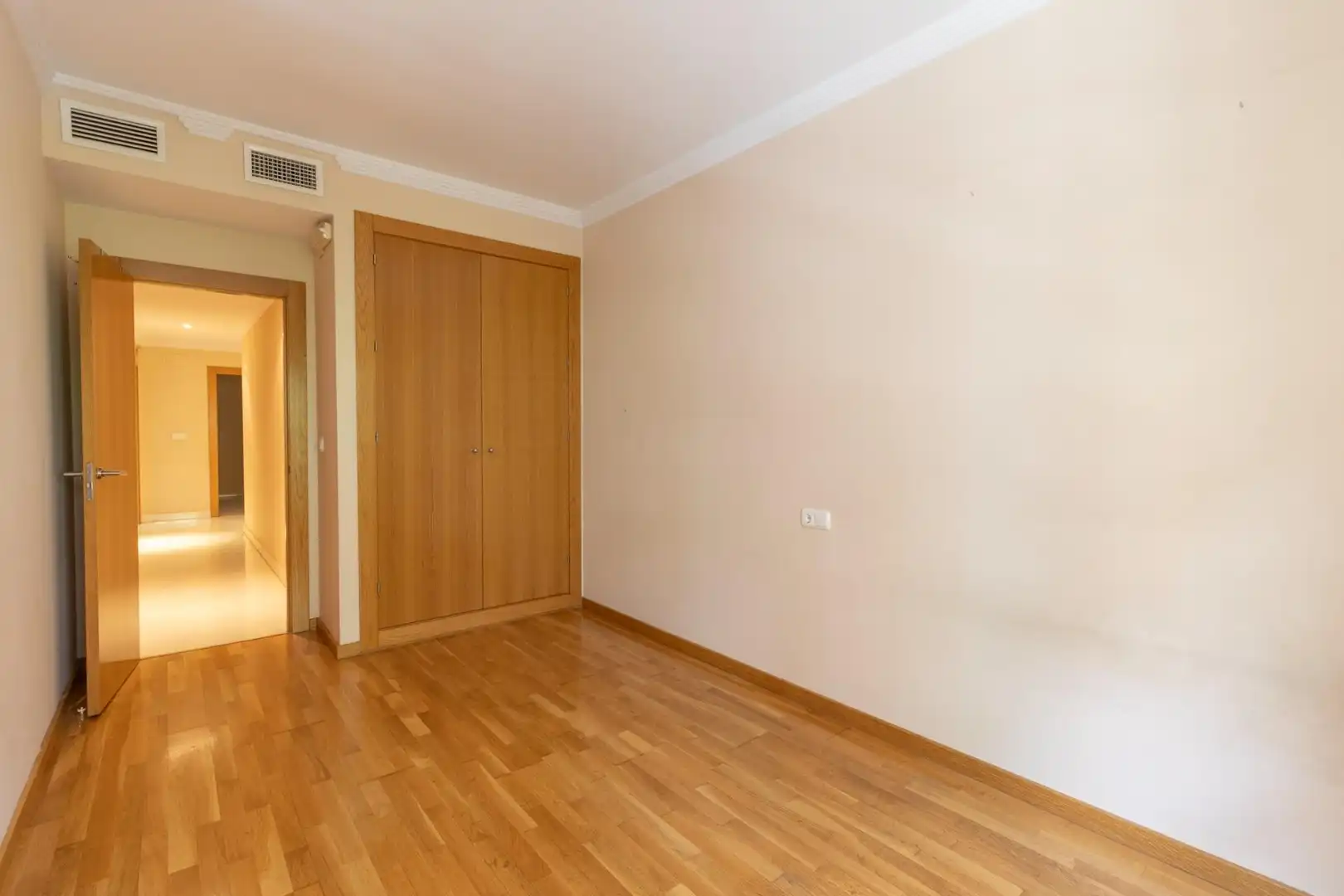 Bedroom of Flat for sale in Granada  with Air Conditioner and Heating