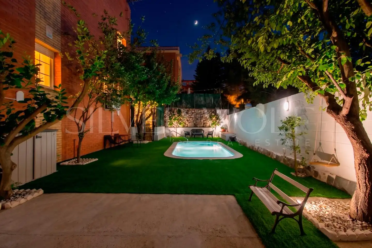 Schwimmbecken von Einfamilien-Reihenhaus zum Verkauf in Viladecans mit Heizung, Privatgarten und Terrasse