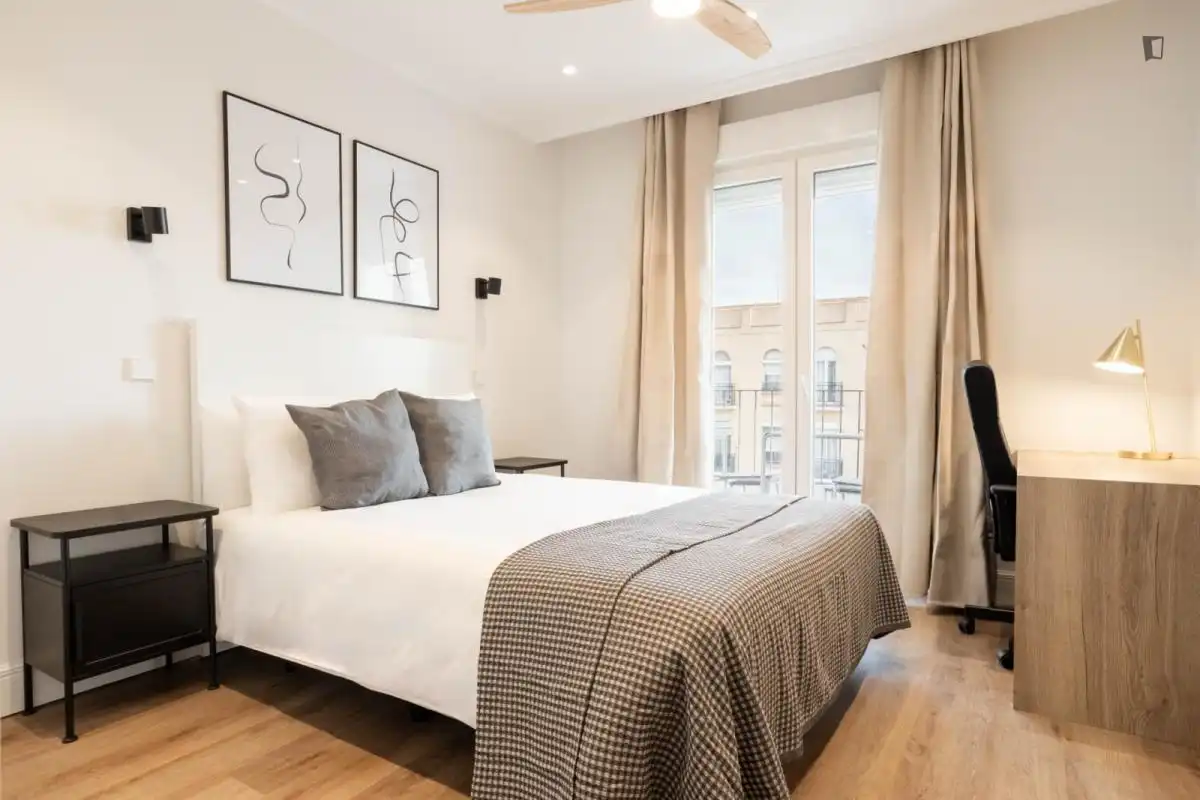 Dormitori de Apartament de lloguer en Madrid amb Aire condicionat, Calefacció i Moblat