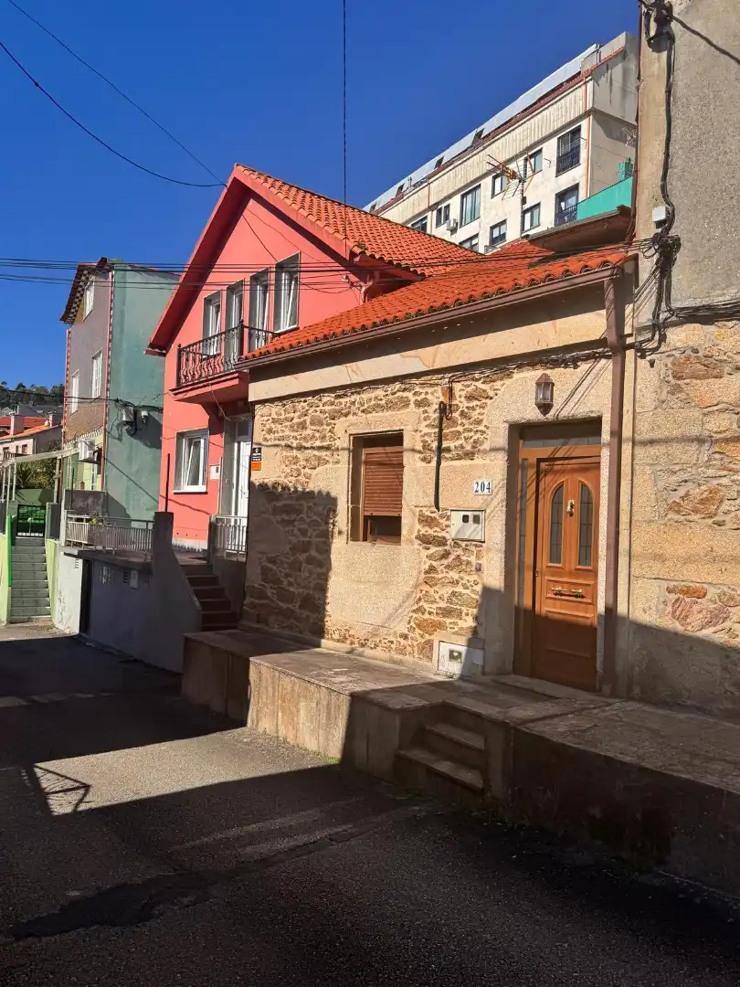 Vista exterior de Casa adosada en venda en Boiro amb Calefacció, Moblat i Forn