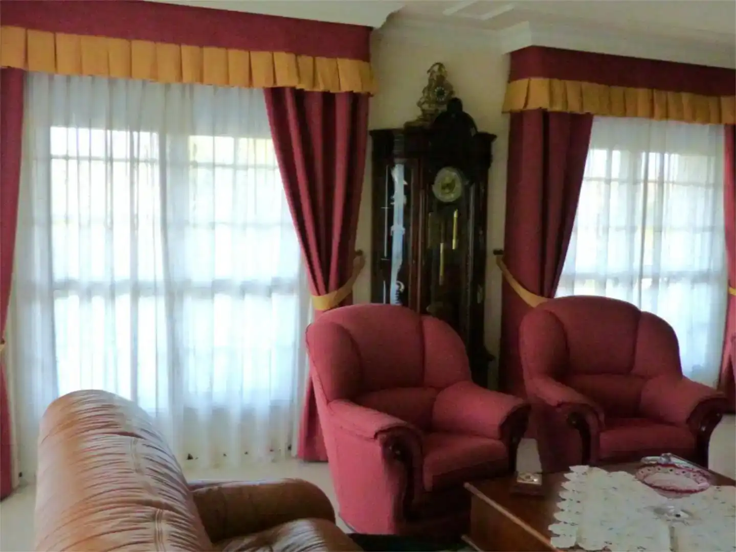 Sala d'estar de Pis en venda en Pontevedra Capital  amb Jardí privat, Parquet i Piscina