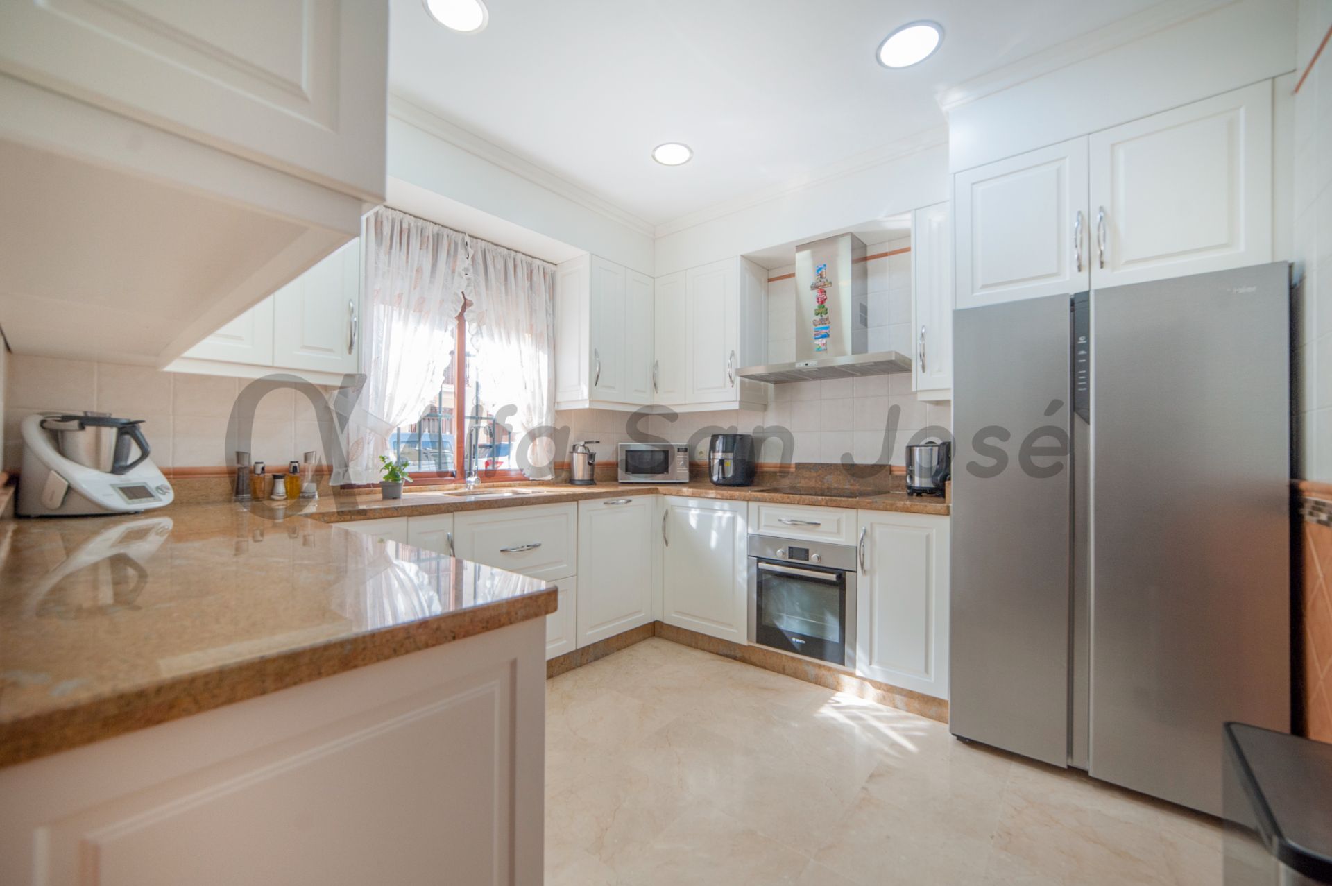 Cuina de Casa adosada en venda en La Rinconada amb Terrassa, Piscina i Moblat