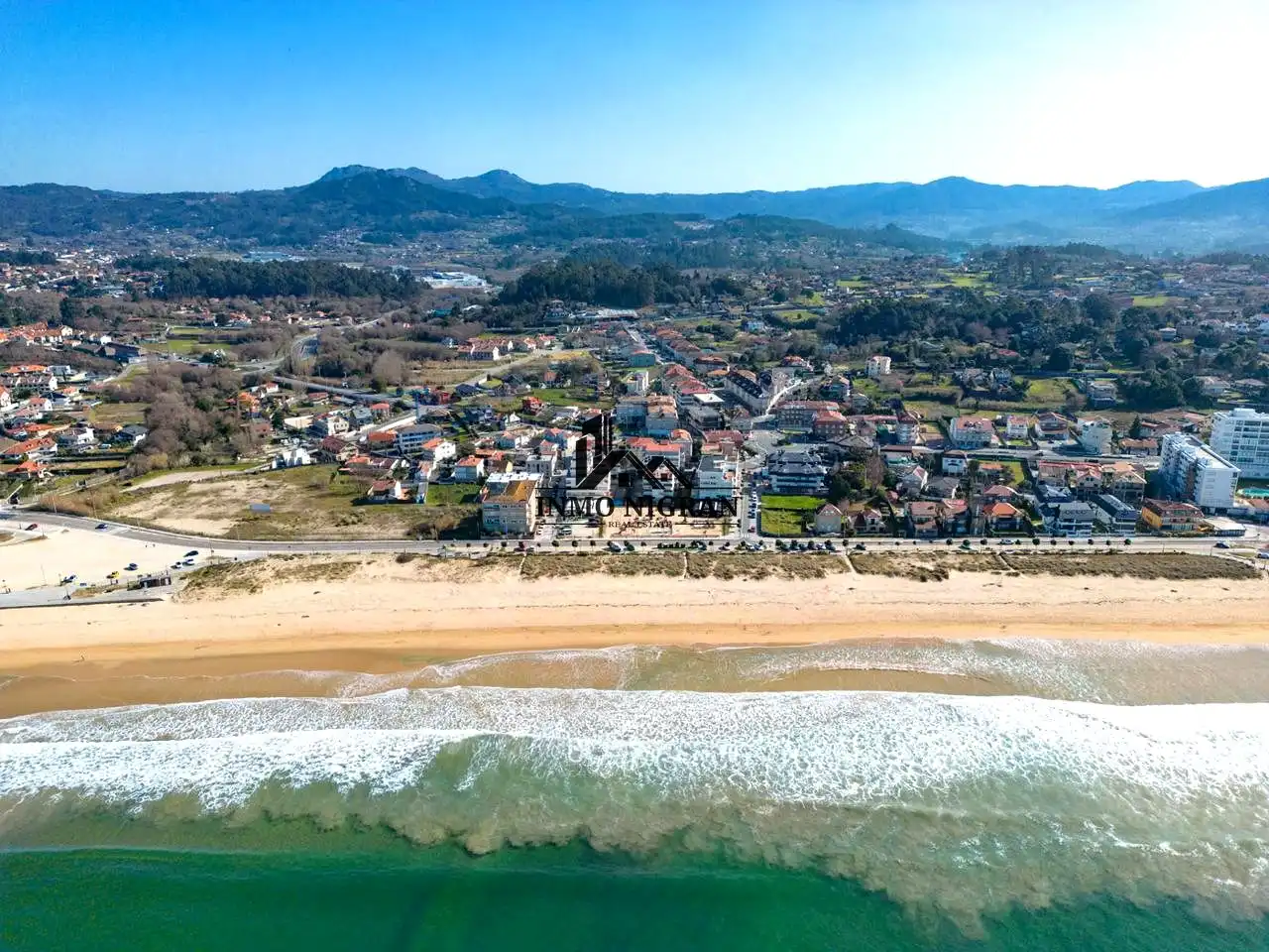Vista exterior de Planta baja de alquiler en Nigrán con Amueblado y Piscina comunitaria