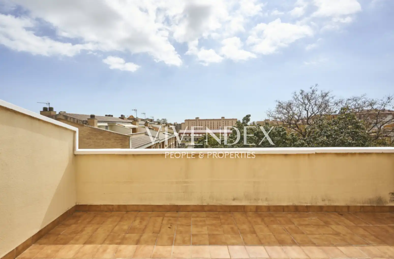 Vista exterior de Casa adosada en venta en Viladecans con Calefacción, Jardín privado y Terraza