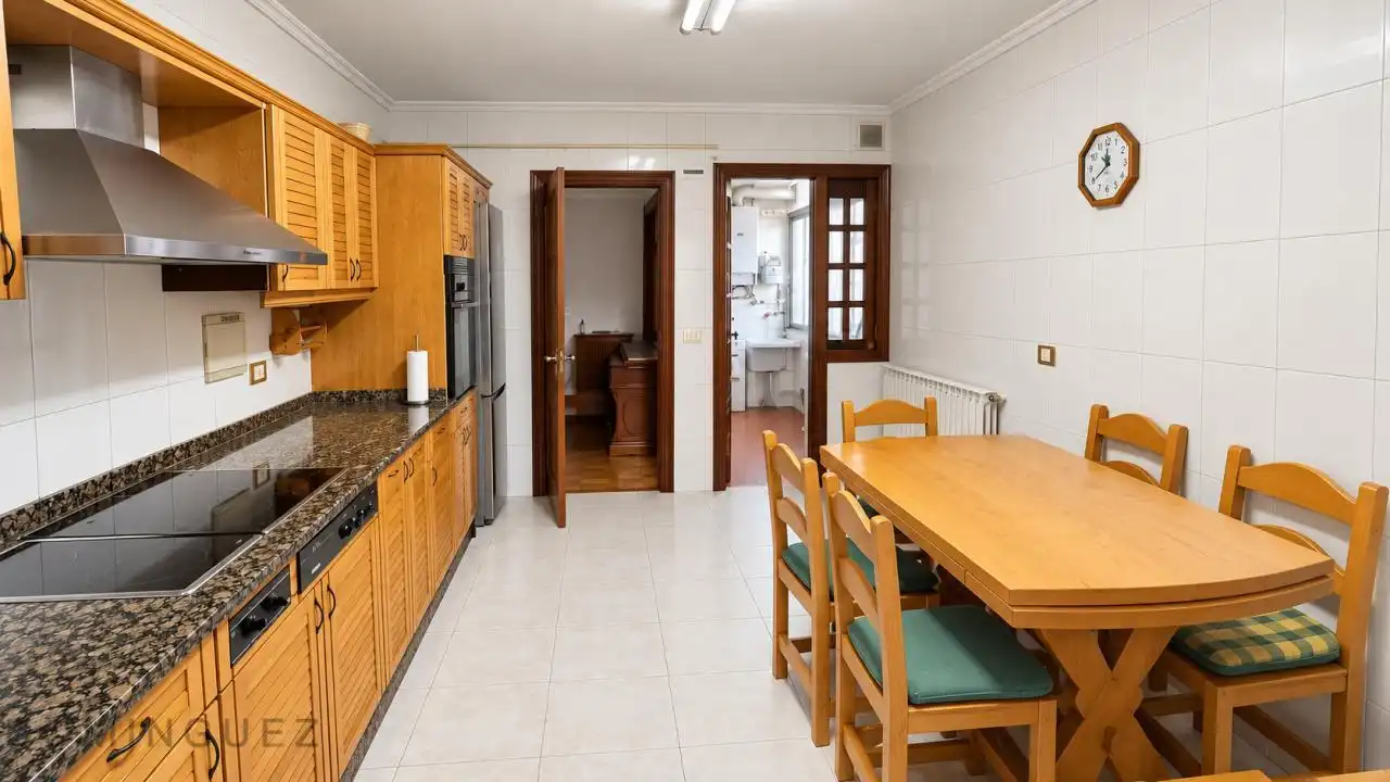Cocina de Piso en venta en Vigo  con Calefacción, Parquet y Terraza