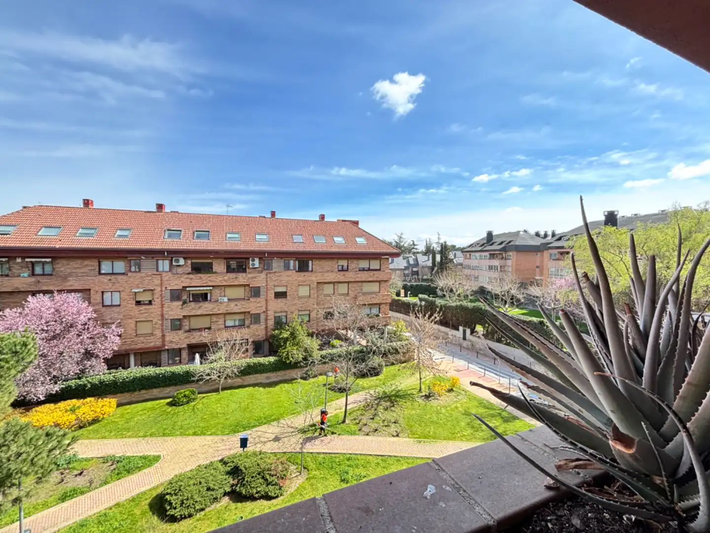 Außenansicht von Wohnung zum Verkauf in Majadahonda mit Klimaanlage, Heizung und Privatgarten