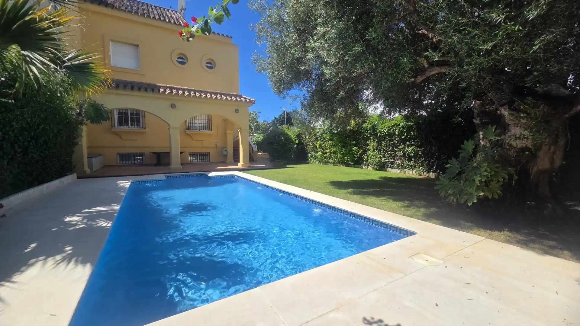 Casa pareada con piscina en venta en Avenida SANTA BEATRIZ DE SILVA