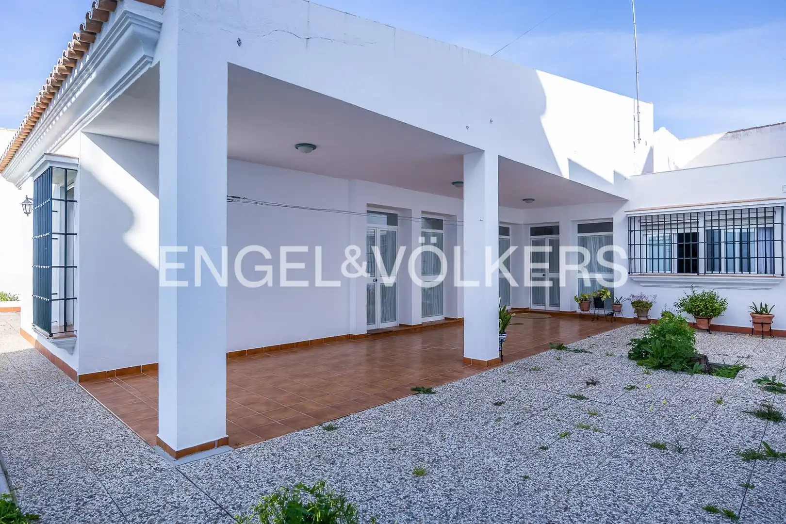 Vista exterior de Casa o xalet en venda en Albaida del Aljarafe amb Aire condicionat, Calefacció i Jardí privat