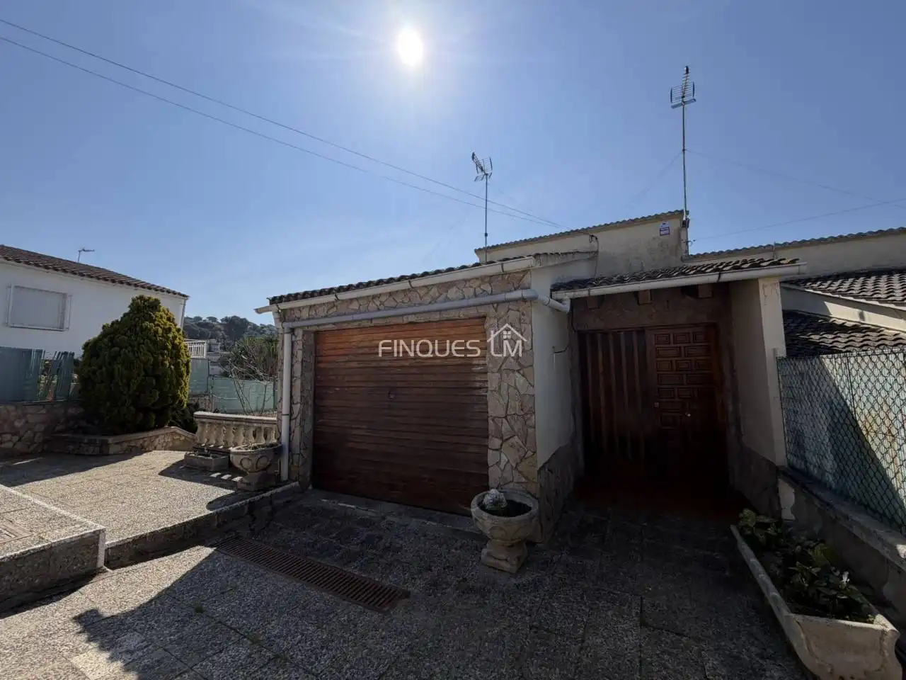 Vista exterior de Casa adosada en venda en Tordera amb Jardí privat, Terrassa i Piscina
