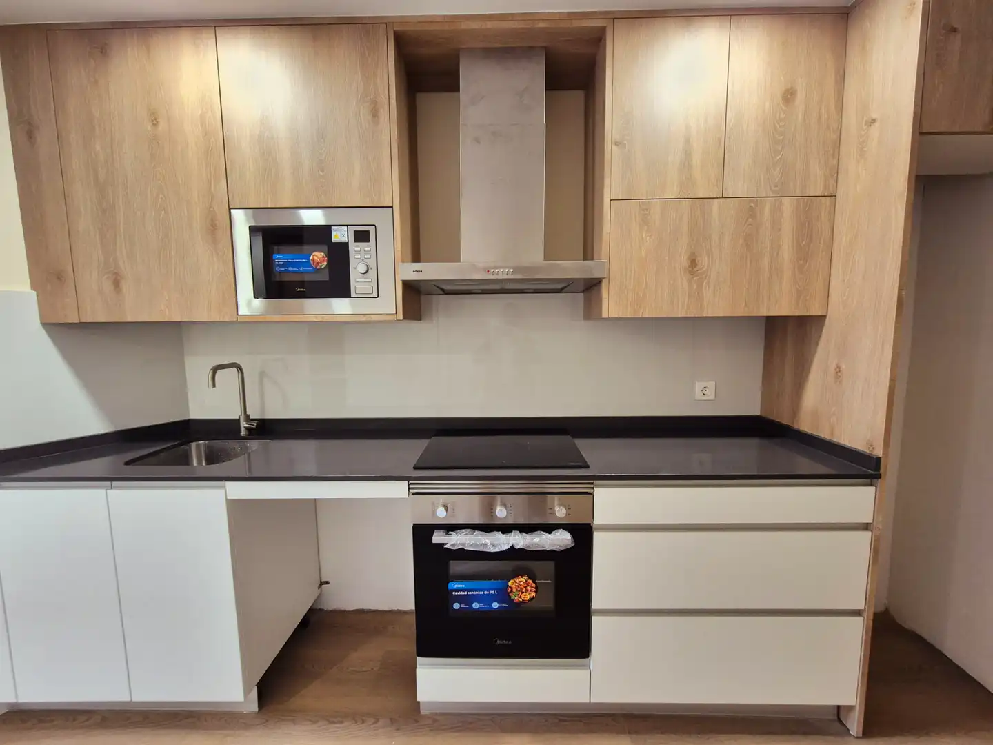 Kitchen of Flat for sale in Madrid  with Air Conditioner, Heating and Microwave