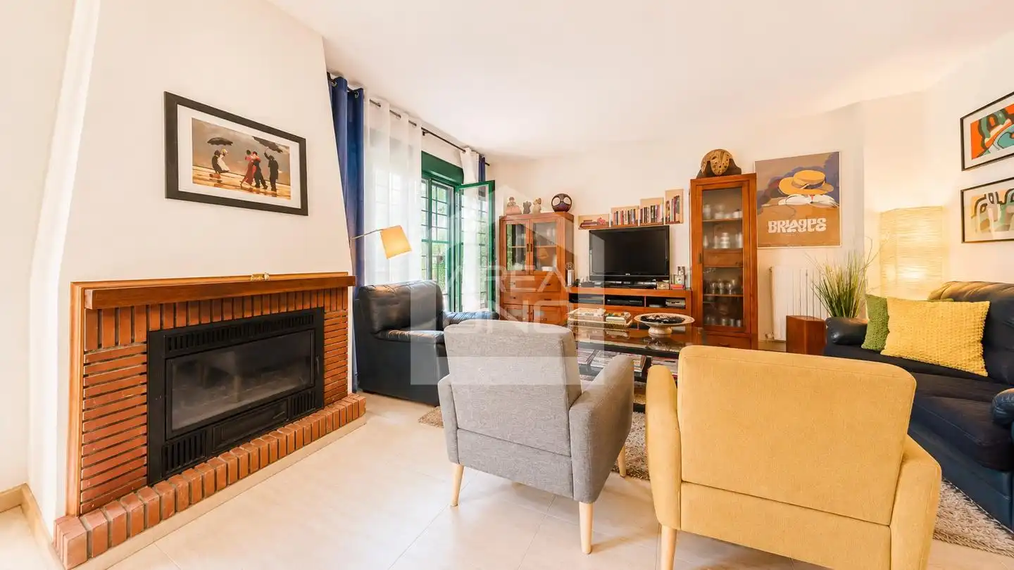 Sala d'estar de Casa adosada en venda en Alcorcón amb Aire condicionat, Calefacció i Jardí privat
