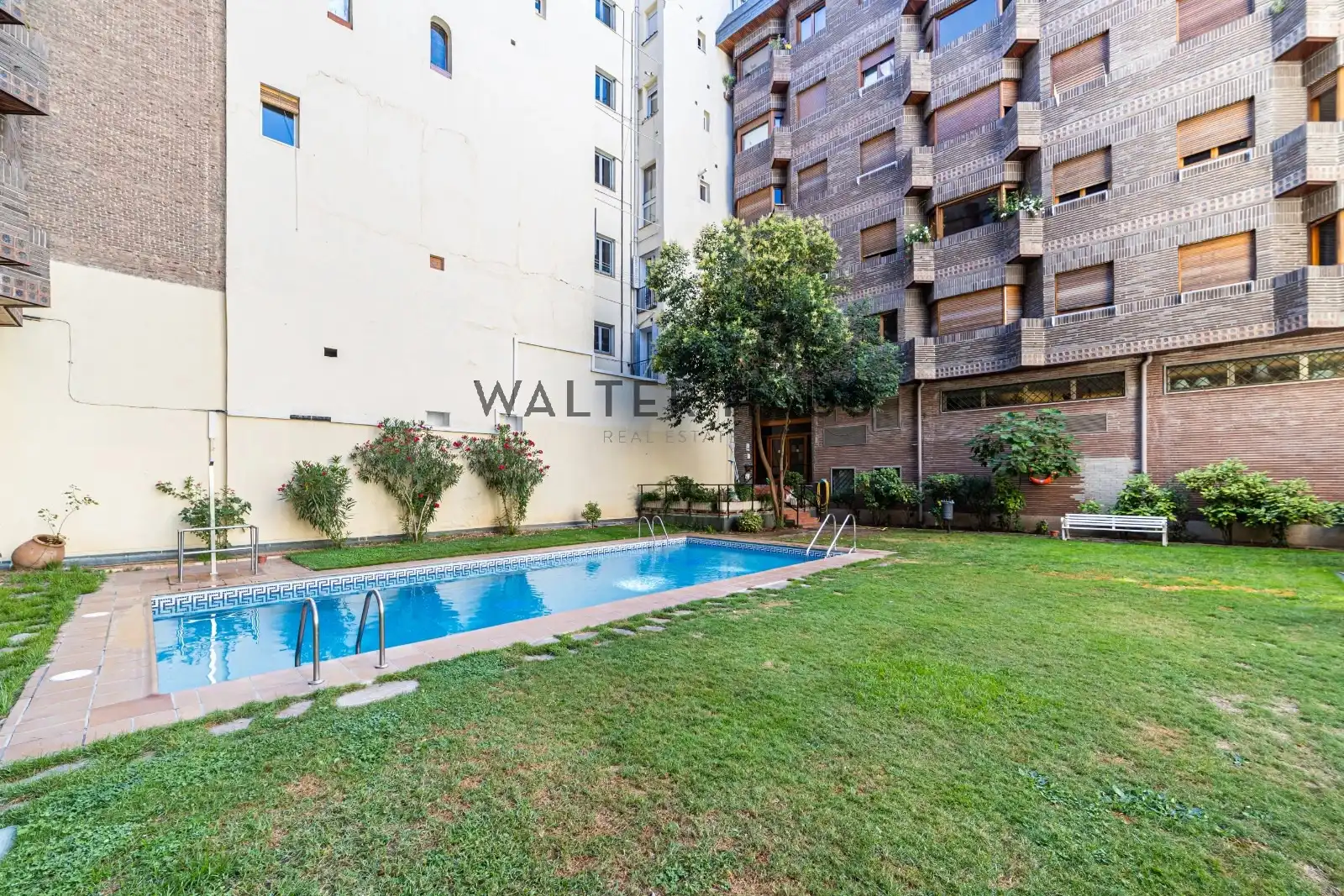 Piscina de Pis en venda en Madrid amb Aire condicionat, Calefacció i Moblat