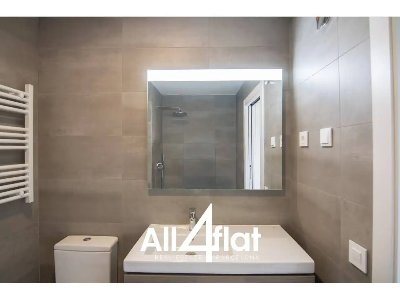 Badezimmer von Wohnung zur Miete in Barcelona mit Klimaanlage, Heizung und Parkett