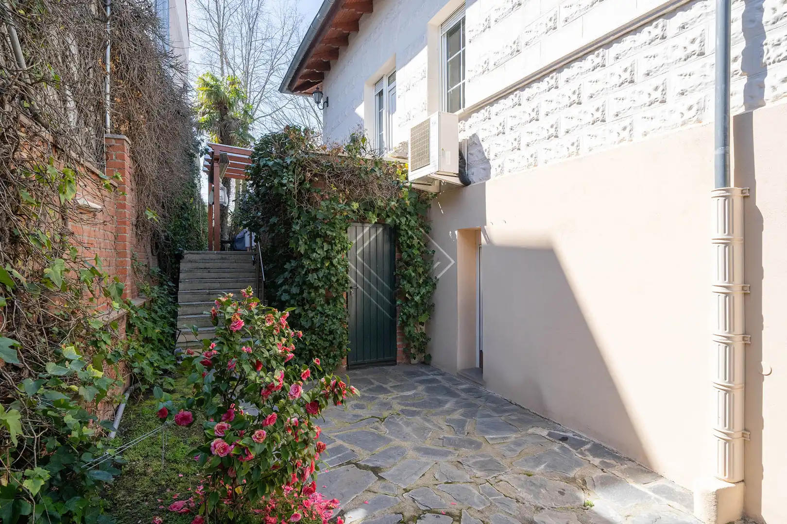 Vista exterior de Casa o xalet en venda en Madrid amb Aire condicionat, Calefacció i Jardí privat