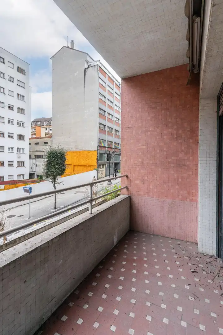 Vista exterior de Pis en venda en Oviedo  amb Terrassa i Balcó