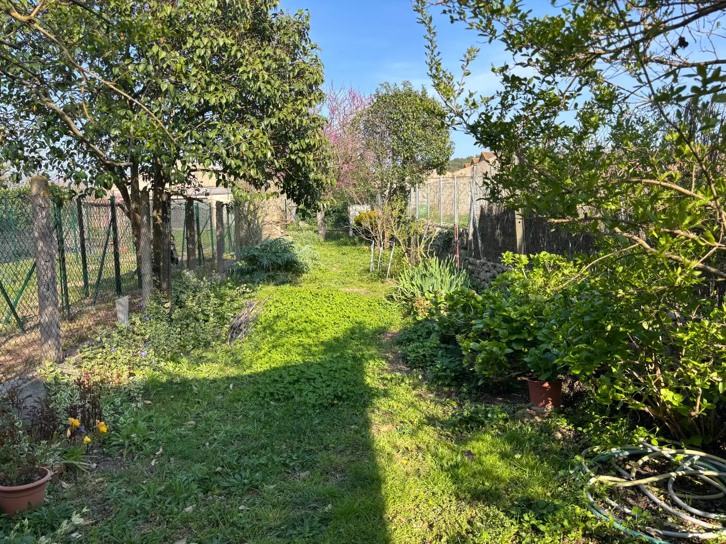 Garten von Einfamilien-Reihenhaus zum Verkauf in Flaçà mit Klimaanlage, Heizung und Privatgarten