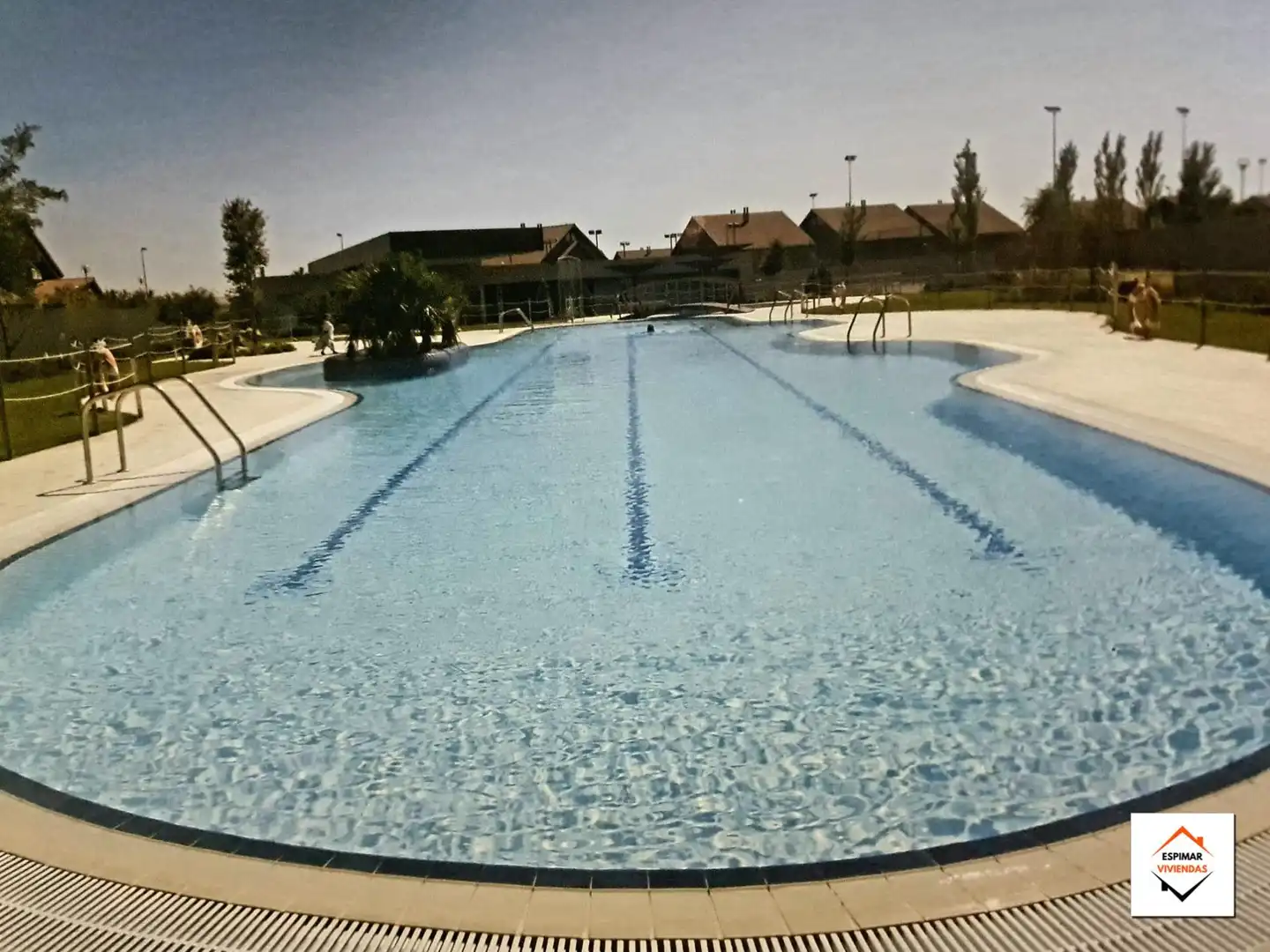 Schwimmbecken von Einfamilien-Reihenhaus zum Verkauf in Villanueva de Gállego mit Heizung, Privatgarten und Terrasse
