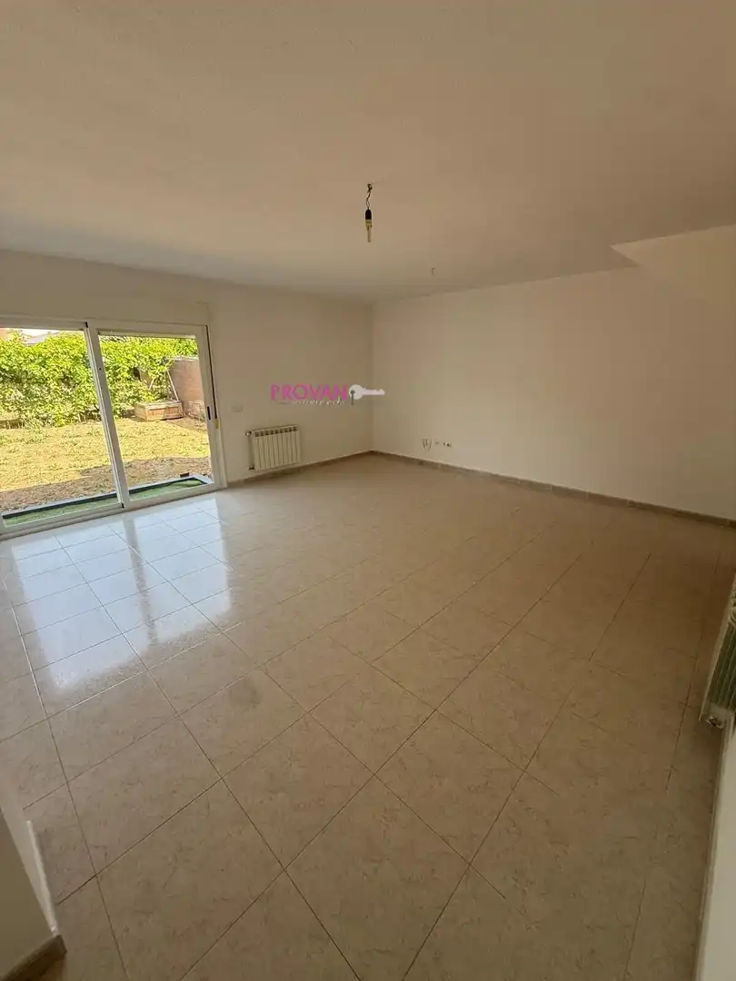 Sala de estar de Casa adosada en venta en Galápagos con Calefacción y Jardín privado