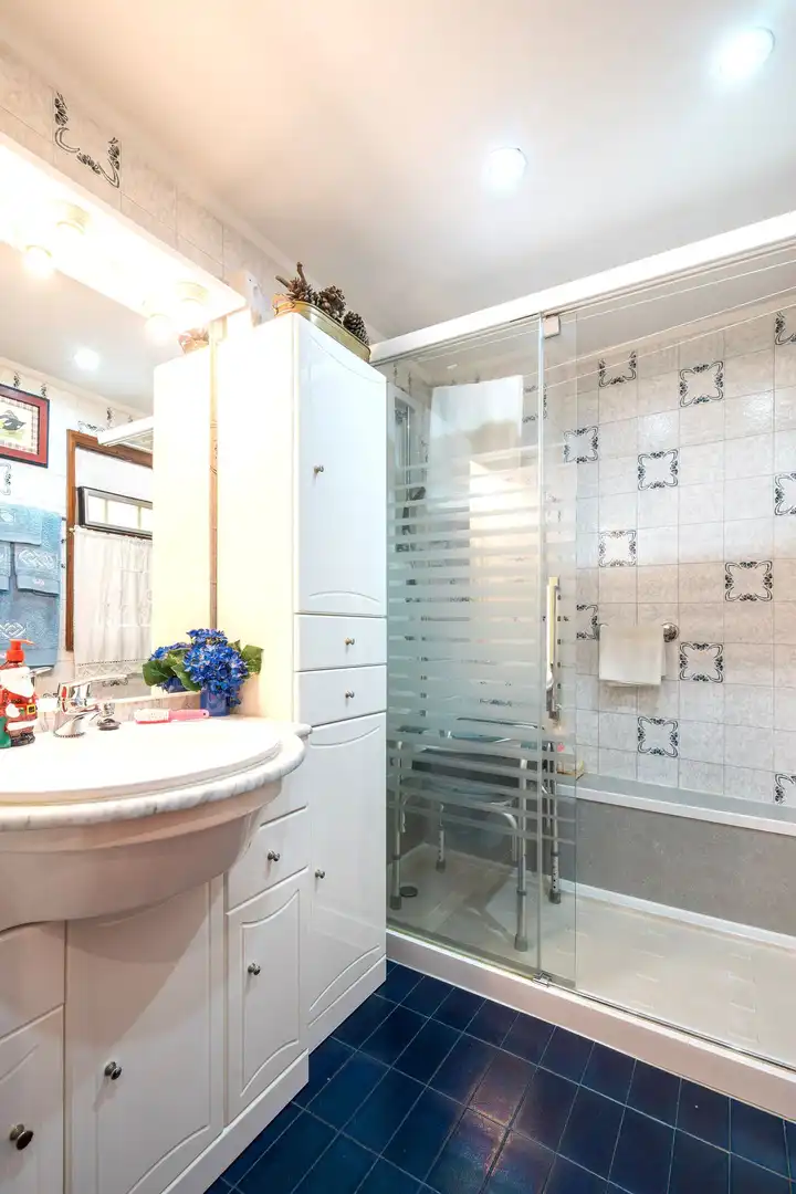 Bathroom of Flat for sale in Bilbao   with Heating and Balcony
