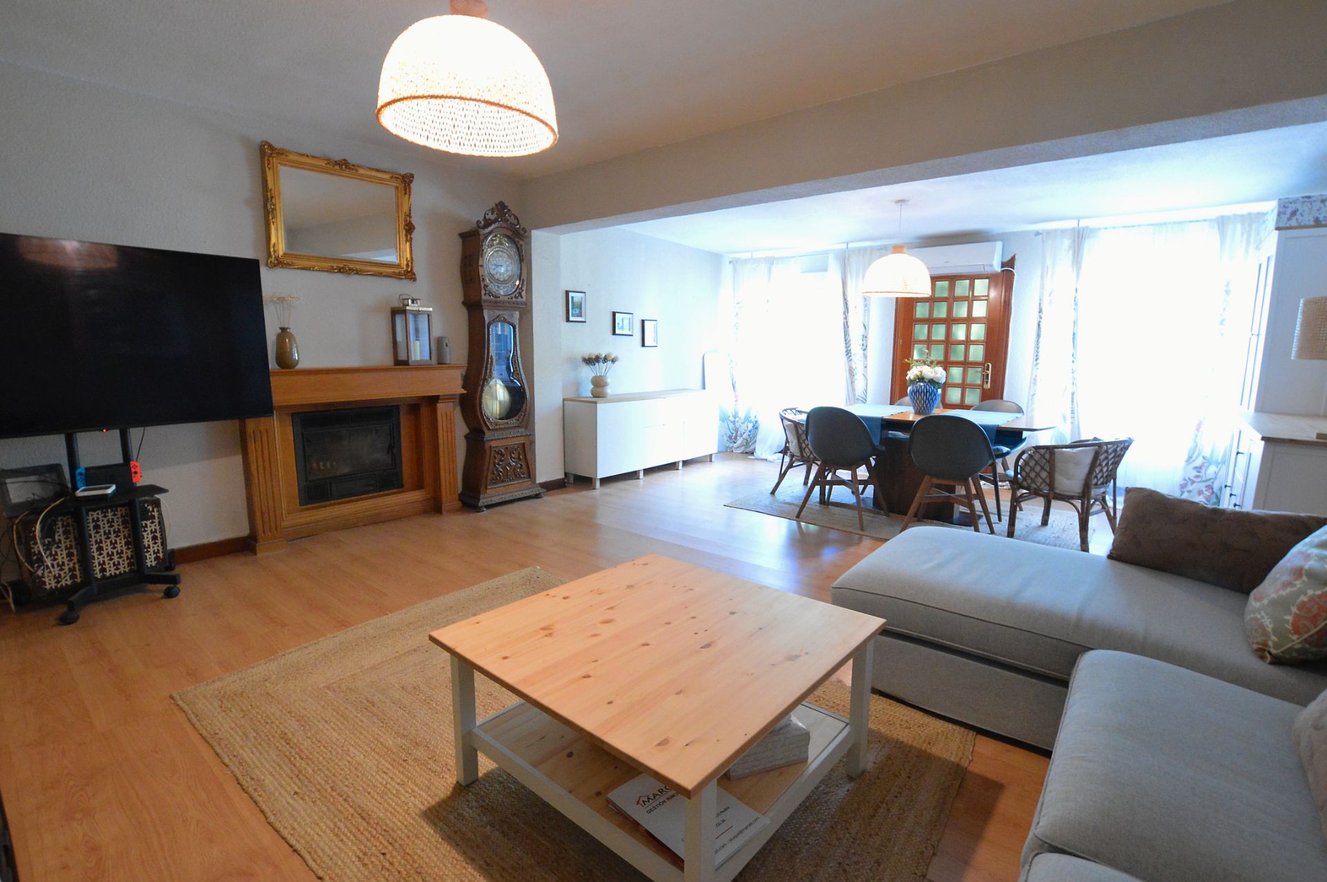 Sala de estar de Casa adosada en venta en Pozuelo de Alarcón con Aire acondicionado, Calefacción y Jardín privado