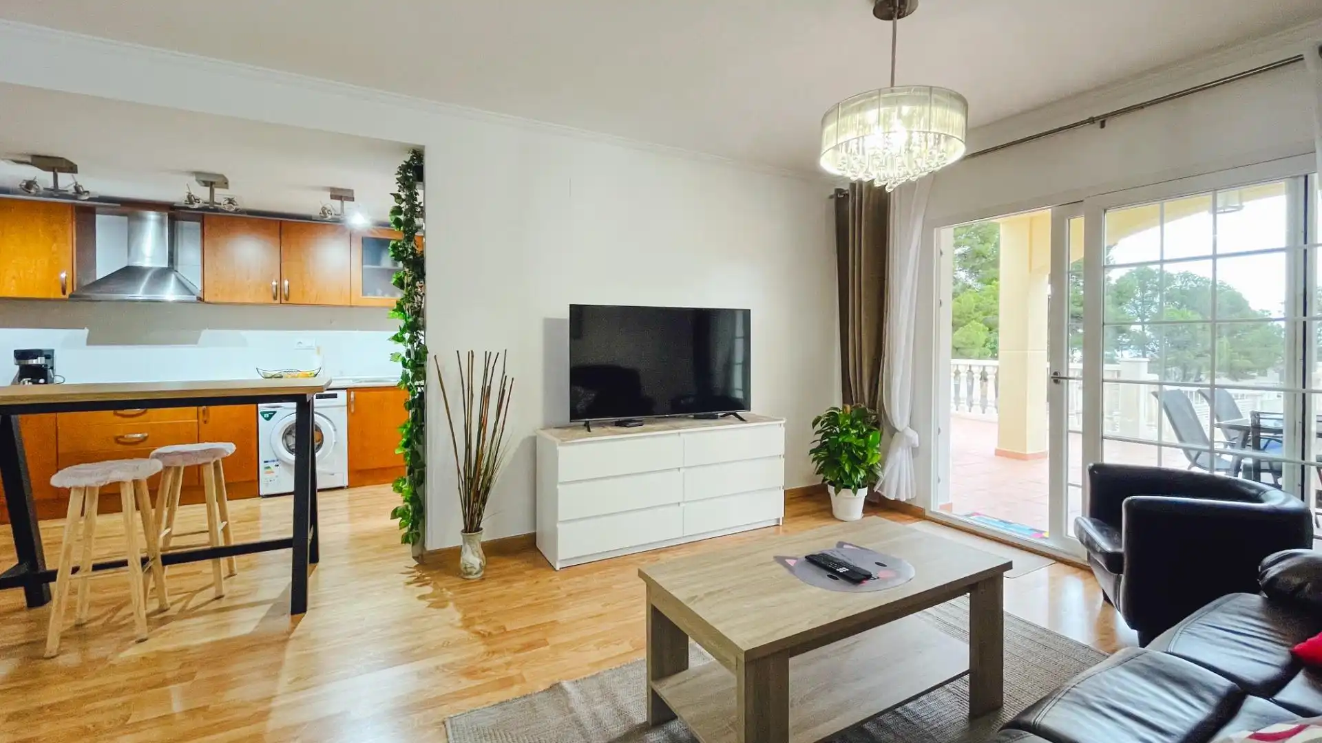 Sala d'estar de Casa adosada en venda en La Nucia amb Aire condicionat, Jardí privat i Terrassa