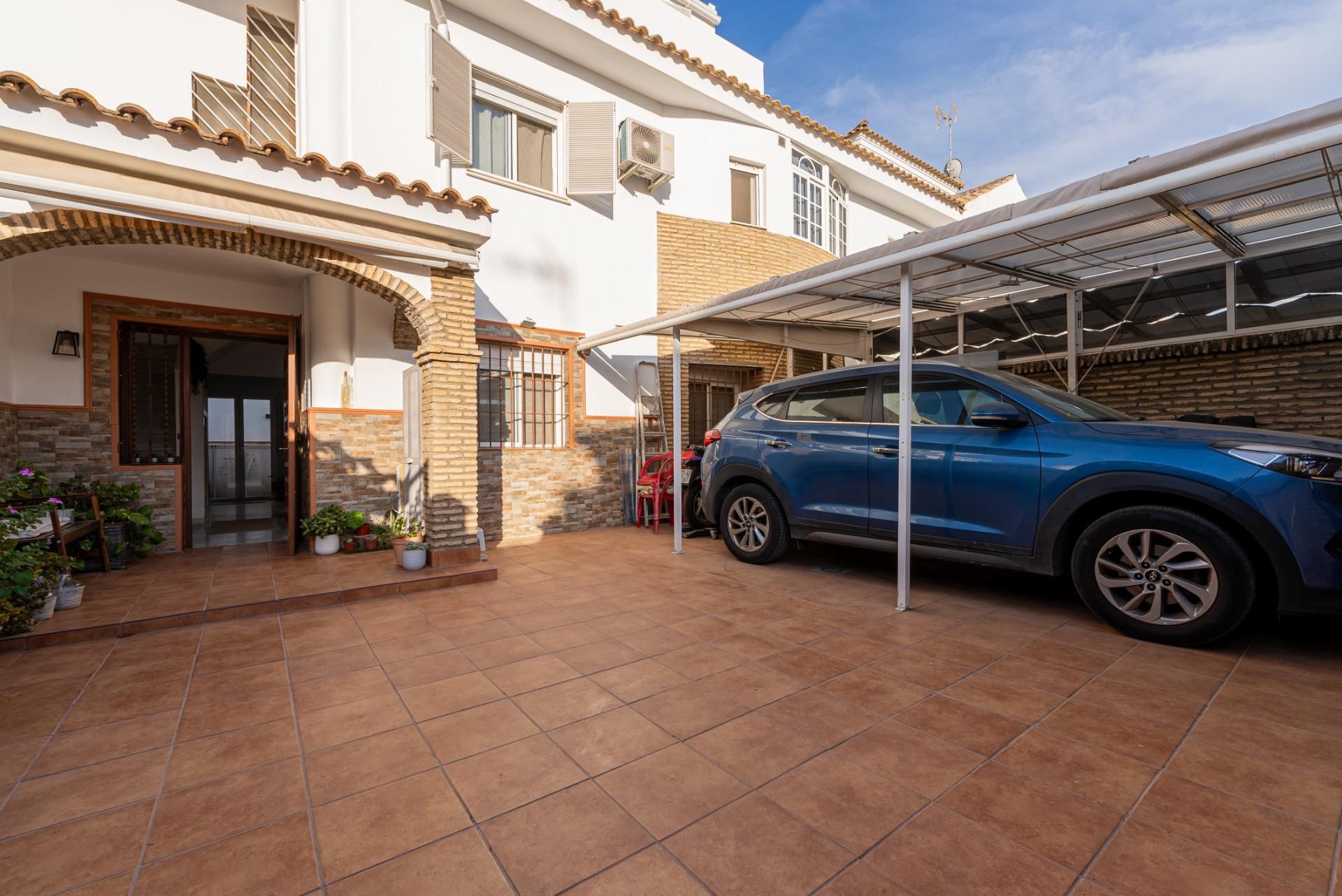 Vista exterior de Casa adosada en venda en Dos Hermanas amb Aire condicionat, Jardí privat i Terrassa