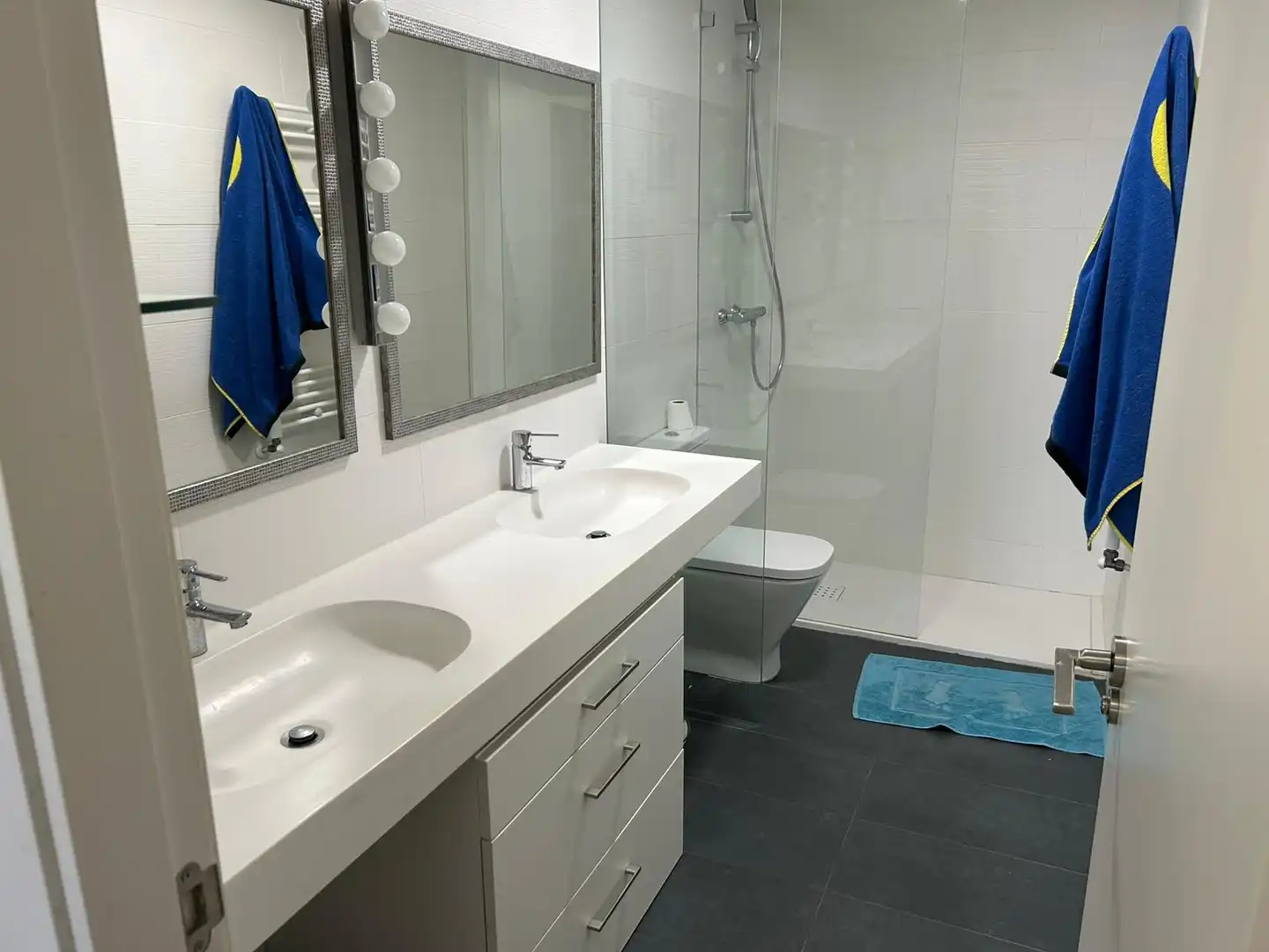 Baño de Piso en venta en Tomares con Aire acondicionado, Terraza y Amueblado
