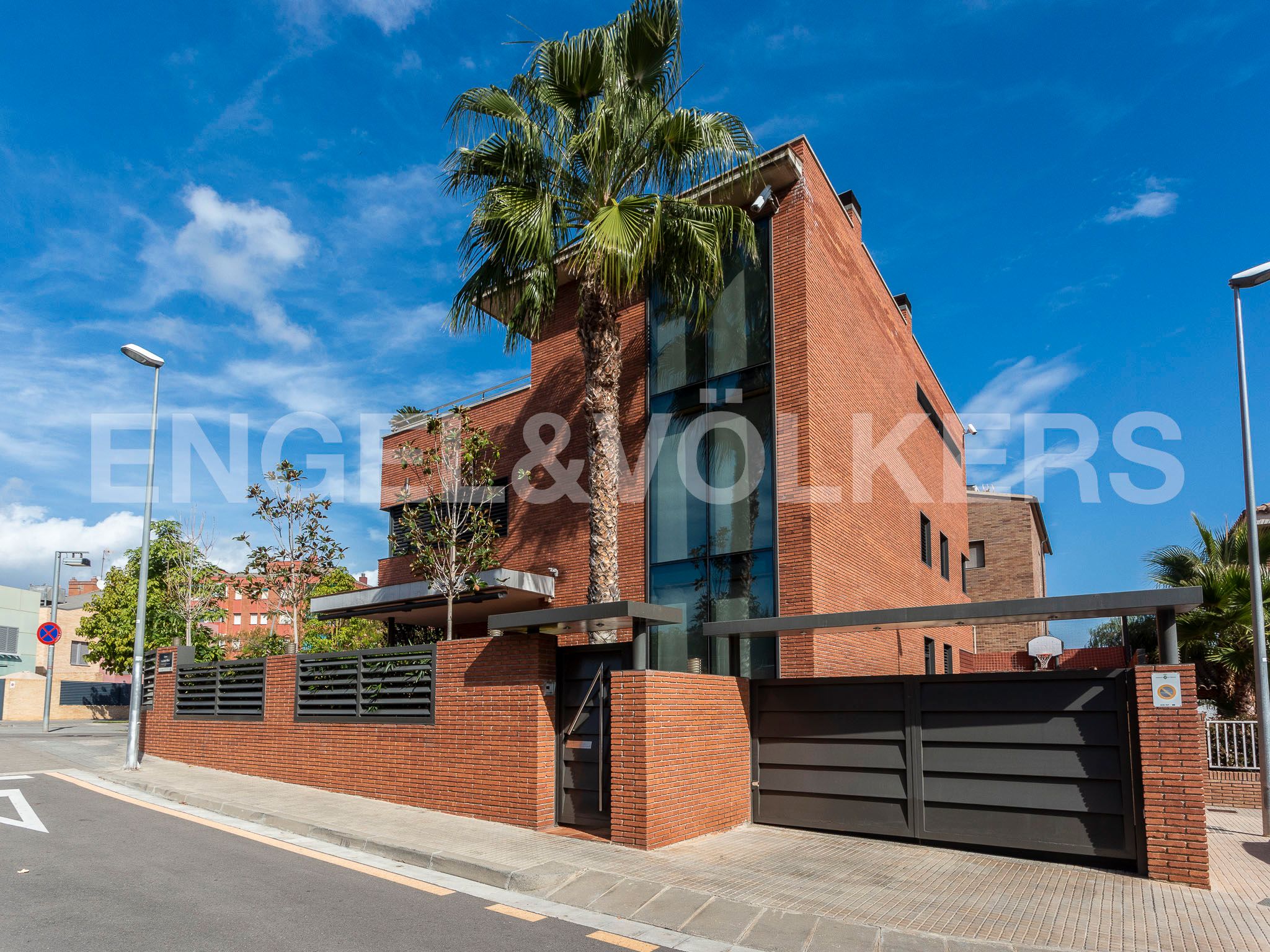Vista exterior de Casa o xalet en venda en Viladecans amb Calefacció, Jardí privat i Terrassa