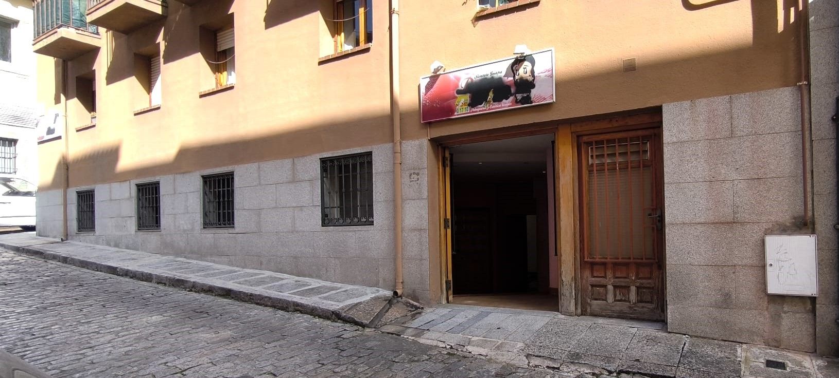 Vista exterior de Local en venda en San Lorenzo de El Escorial amb Aire condicionat i Calefacció