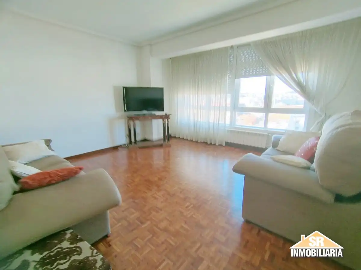 Sala d'estar de Pis de lloguer en A Coruña Capital  amb Parquet, Forn i Rentadora