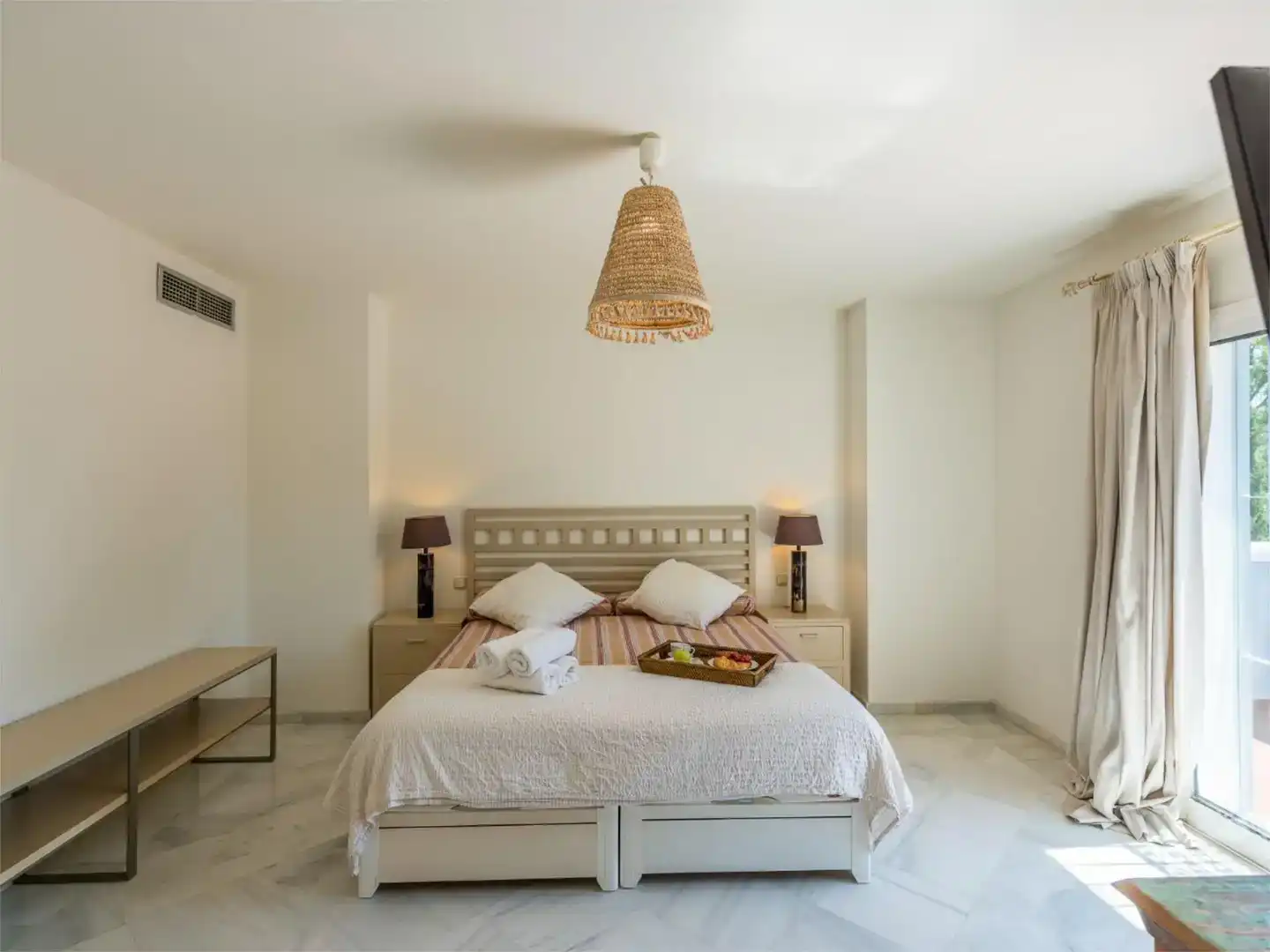 Schlafzimmer von Wohnung zur Miete in Estepona mit Klimaanlage, Schwimmbad und Balkon