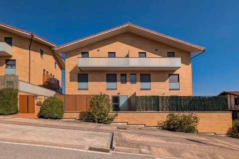 Vista exterior de Dúplex en venta en Esteribar con Calefacción, Parquet y Terraza