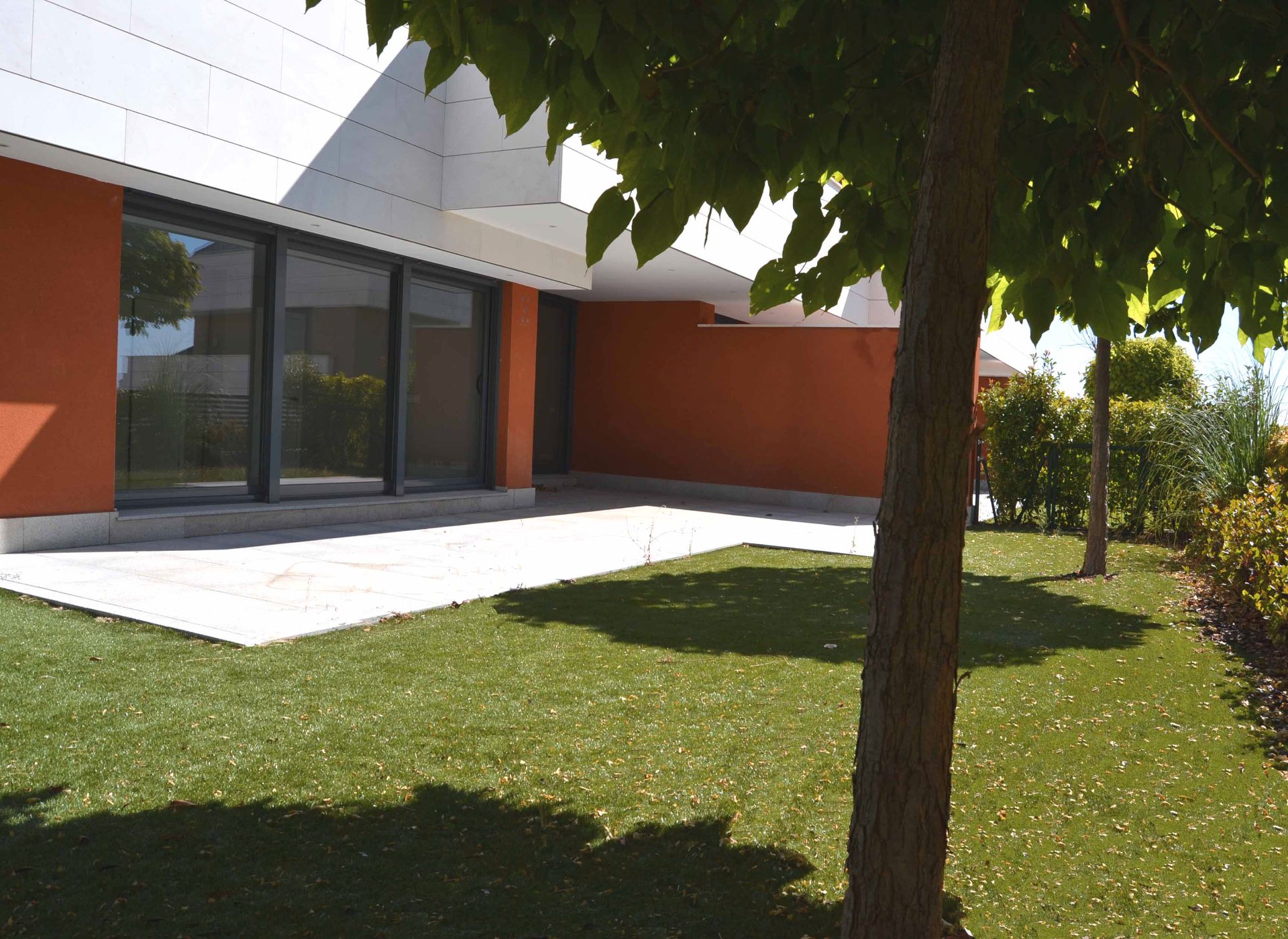 Vista exterior de Casa adosada de lloguer en La Moraleja amb Aire condicionat, Calefacció i Jardí privat