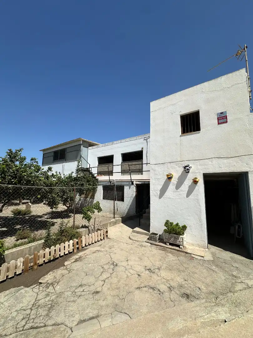 Vista exterior de Casa o xalet en venda en Almería amb Jardí privat, Terrassa i Traster