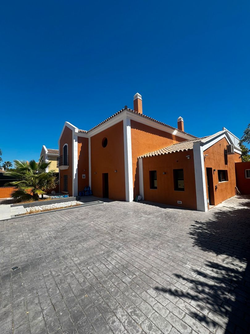 Vista exterior de Casa o xalet de lloguer en Marbella amb Aire condicionat, Jardí privat i Traster