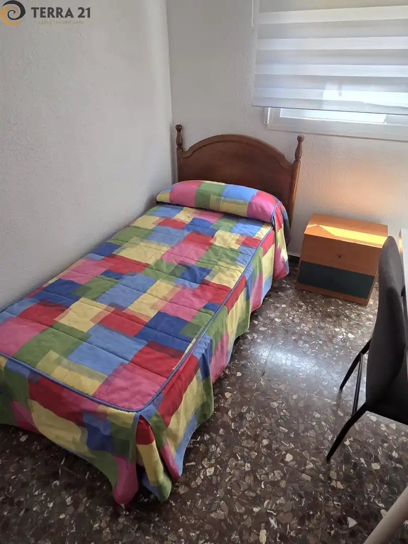 Dormitori de Pis de lloguer en Jaén amb Aire condicionat, Moblat i Balcó