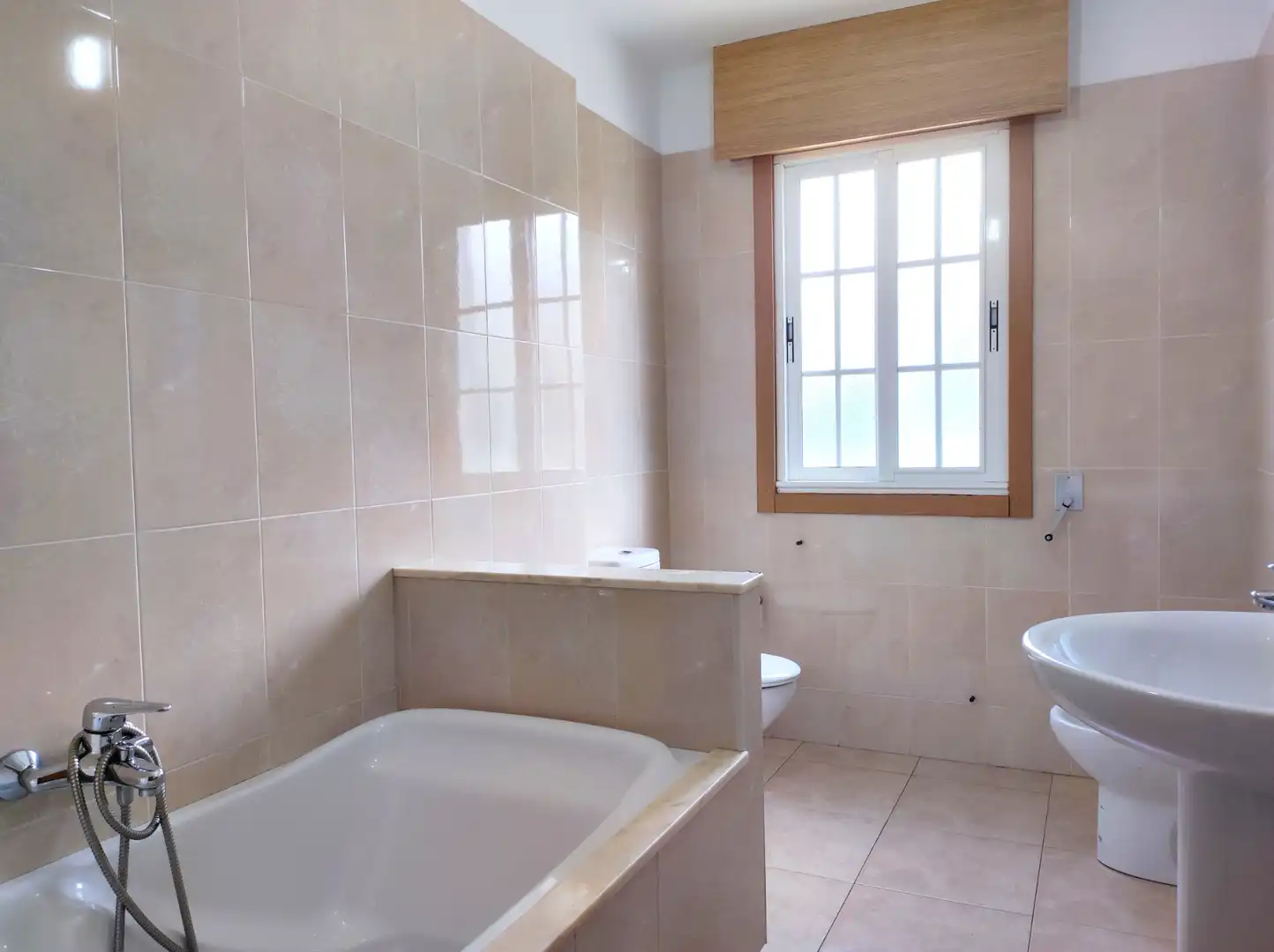Bathroom of Houses for sale in A Laracha    with Heating, Private garden and Terrace
